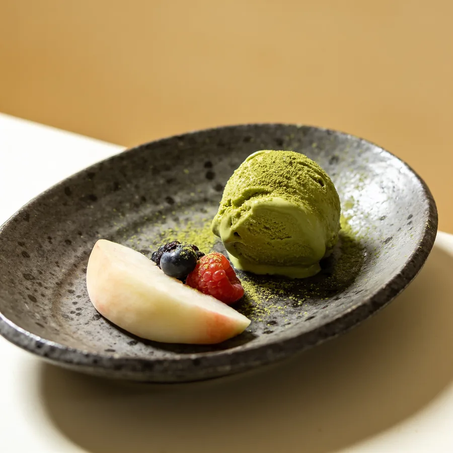 Gelato al matcha con pesca e frutti di bosco